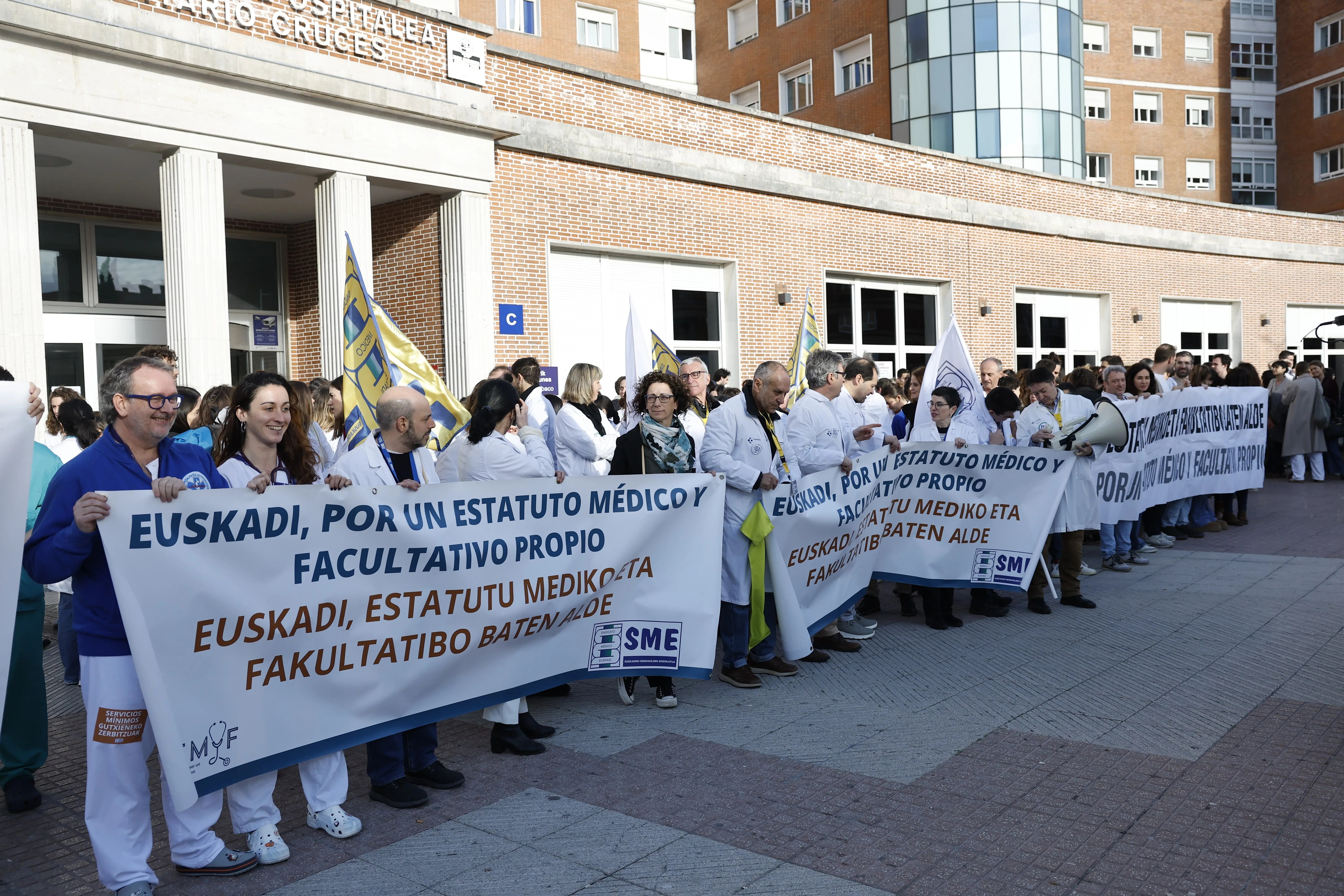 Profesionales de la medicina, frente al Hospital de Cruces en Barakaldo (Bizkaia) en el marco de las movilizaciones convocadas contra el Estatuto Marco. EFE/ Miguel Toña