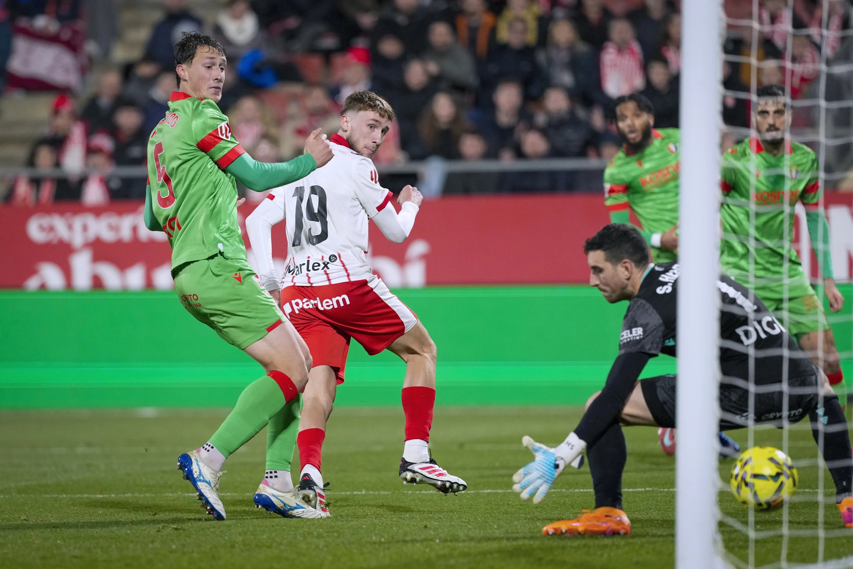 Imagen del partido entre el Girona y Osasuna disputado este sábado en el estadio municipal de Montilivi