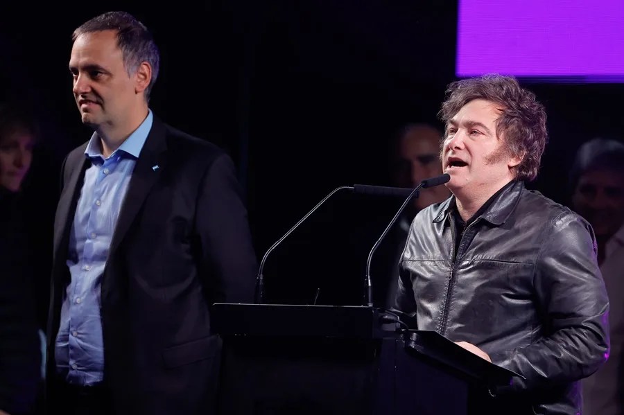 Fotografía de archivo del presidente de Argentina, Javier Milei (d), y el portavoz presidencial y candidato a legislador por el partido La Libertad Avanza (LLA), Manuel Adorni, en Buenos Aires (Argentina). EFE/ Juan Ignacio Roncoroni