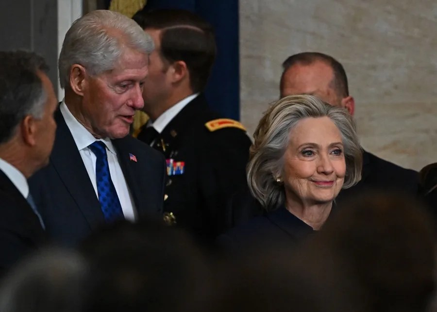 Avanza en el Congreso de EE.UU. un proceso para declarar en desacato a los Clinton por el caso Epstein