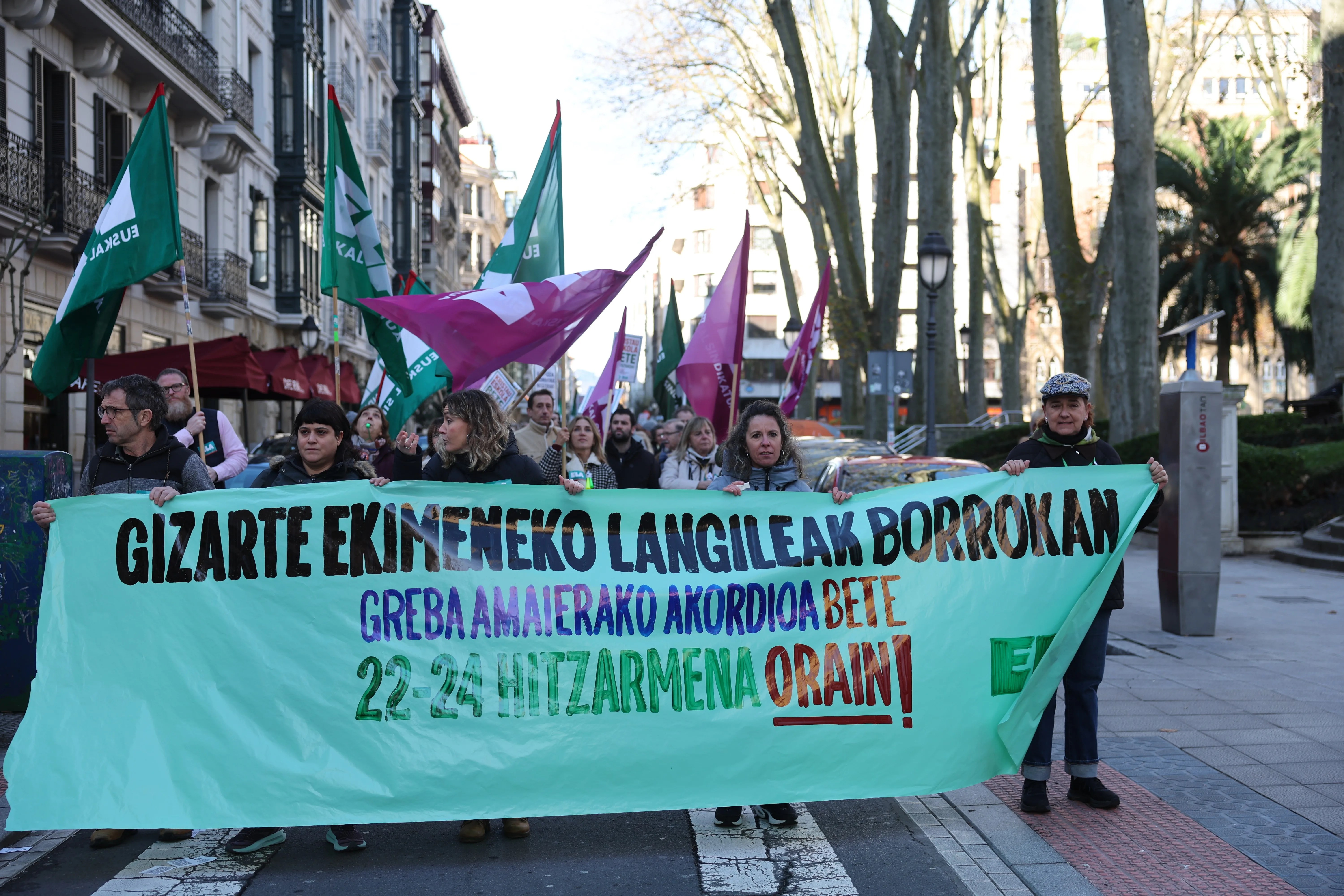 Un momento de la manifestación de enseñanza convocada por el sindicato ELA, en el marco de la jornada de huelga que ha promovido en los colegios concertados vascos en demanda de que las patronales cumplan lo acordado en 2024 con las centrales.EFE/Luis Tejido
