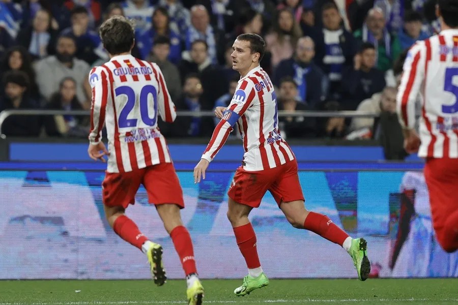 El delantero del Atlético de Madrid Antoine Griezmann (2i) celebra junto a sus compañeros tras marcar el 0-1