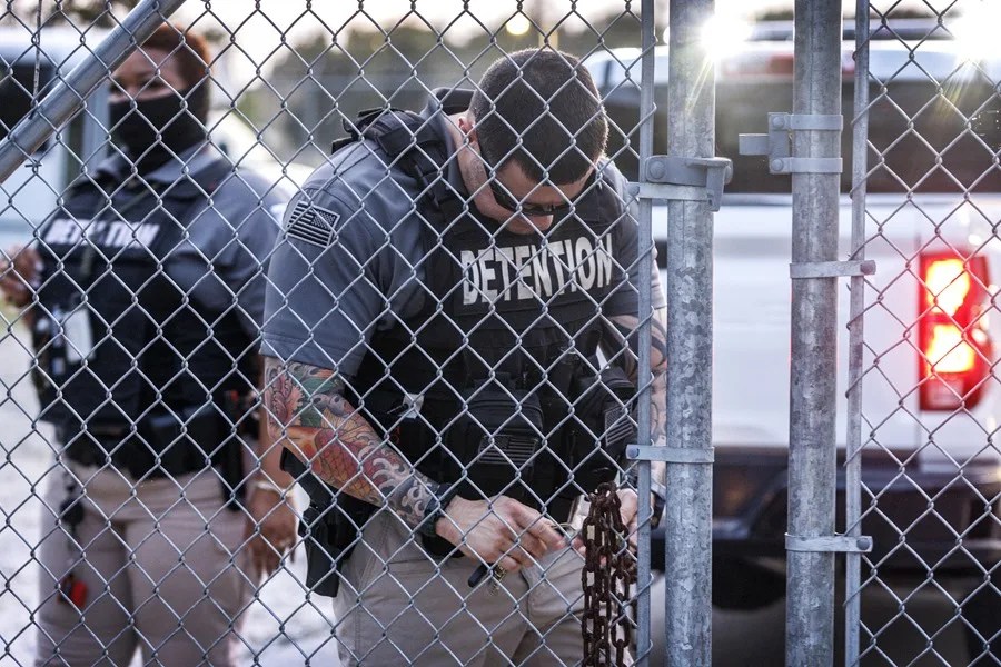 Una jueza en EE.UU. avala restringir las visitas de legisladores a los centros de detención de migrantes