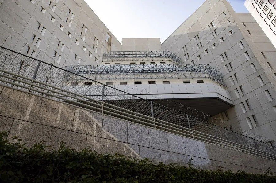 Una propuesta de ley busca imponer impuestos a las ganancias por detener a migrantes en California