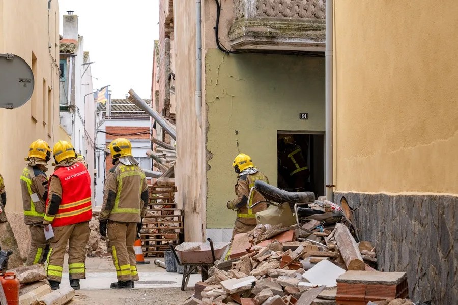 Vista de la casa de dos plantas ubicada en la calle Major de Vilanova de Bellpuig (Lleida), donde se produjo el derrumbe.