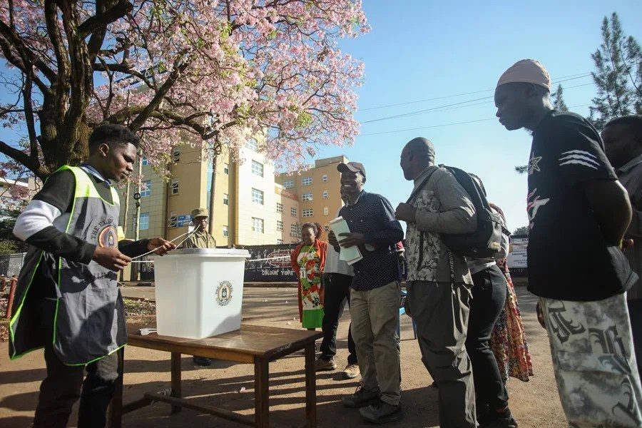 Un grupo de gente vota en las elecciones presidenciales hoy en Kampala, Uganda.