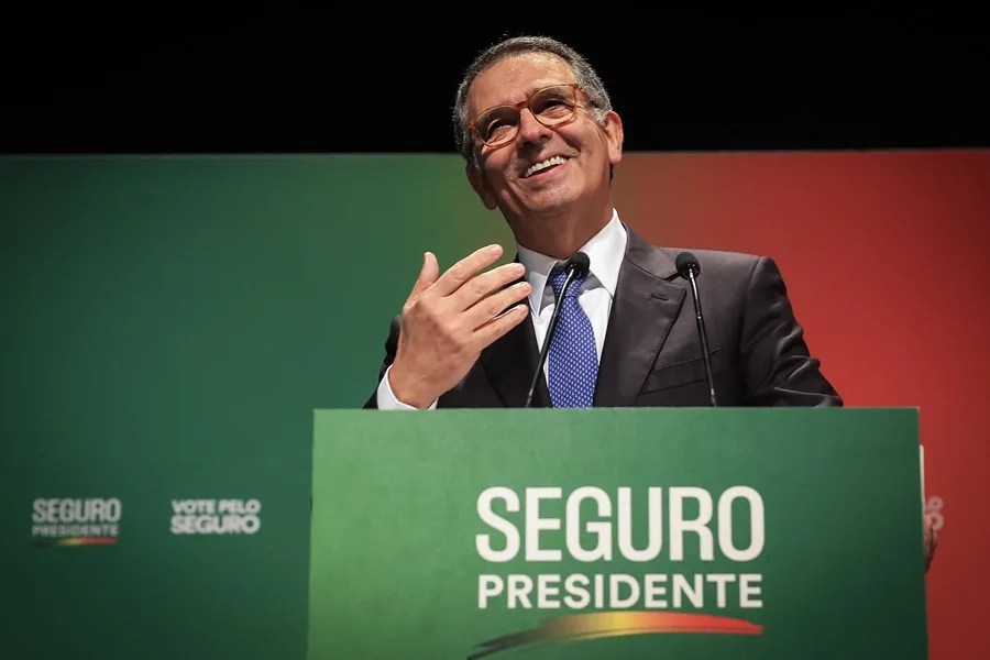El candidato presidencial portugués Antonio José Seguro se dirige a sus seguidores tras pasar a la segunda vuelta de las elecciones presidenciales en su sede de campaña en Caldas da Rainha, Portugal. EFE/EPA/JOSE COELHO