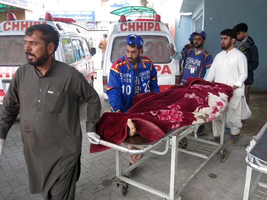 Personas transportan el cuerpo de una víctima muerta en Quetta, provincia de Balochistán, Pakistán.