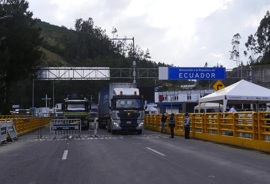 Ecuador anuncia una tasa de 30 % a las importaciones de Colombia por "falta de cooperación antidrogas"