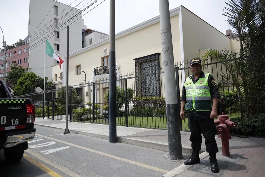 México invoca la Convención de Viena para que Brasil resguarde su embajada en Perú