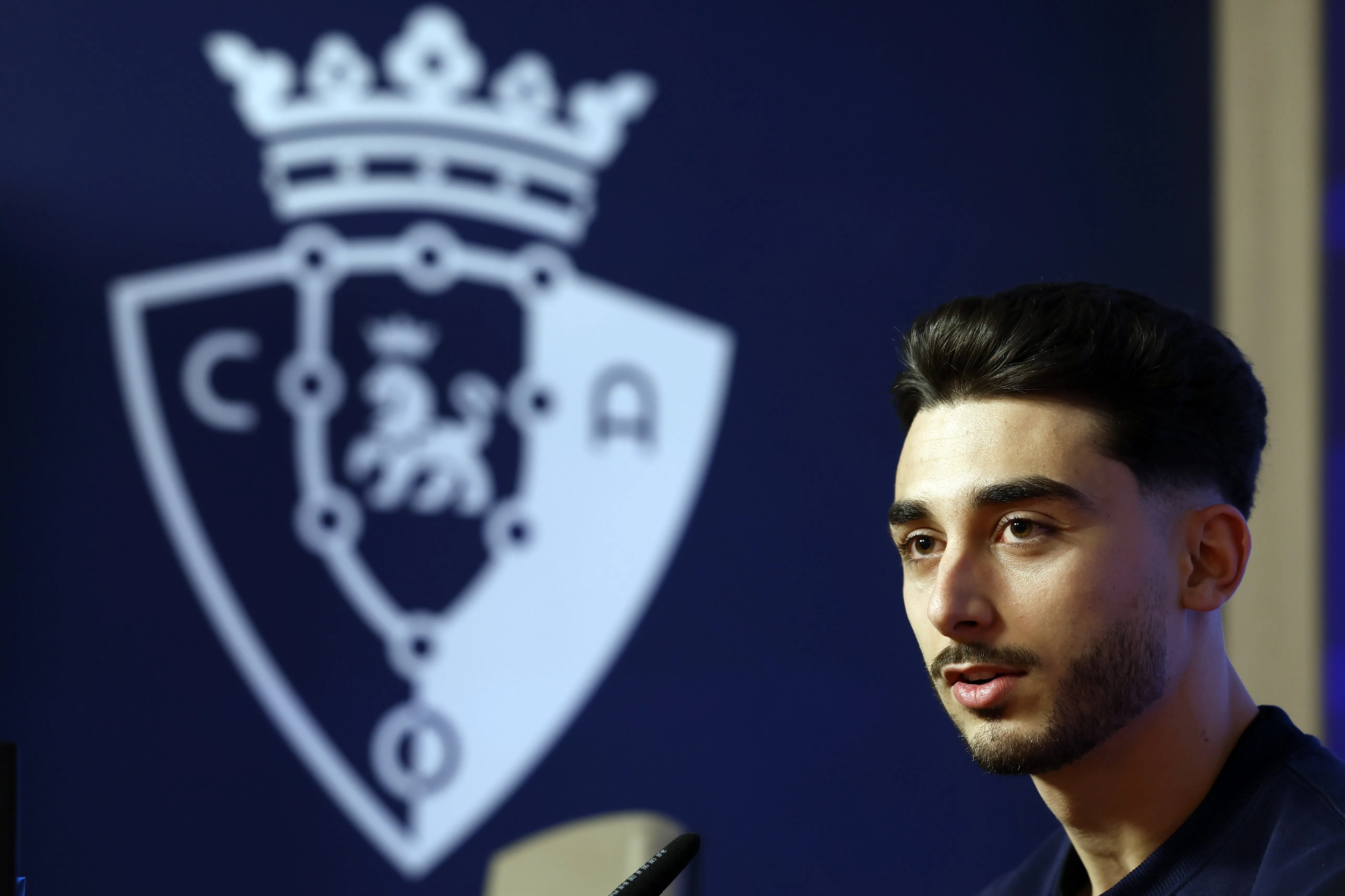 Imagen del nuevo jugador de Osasuna Raúl Moro en su presentación