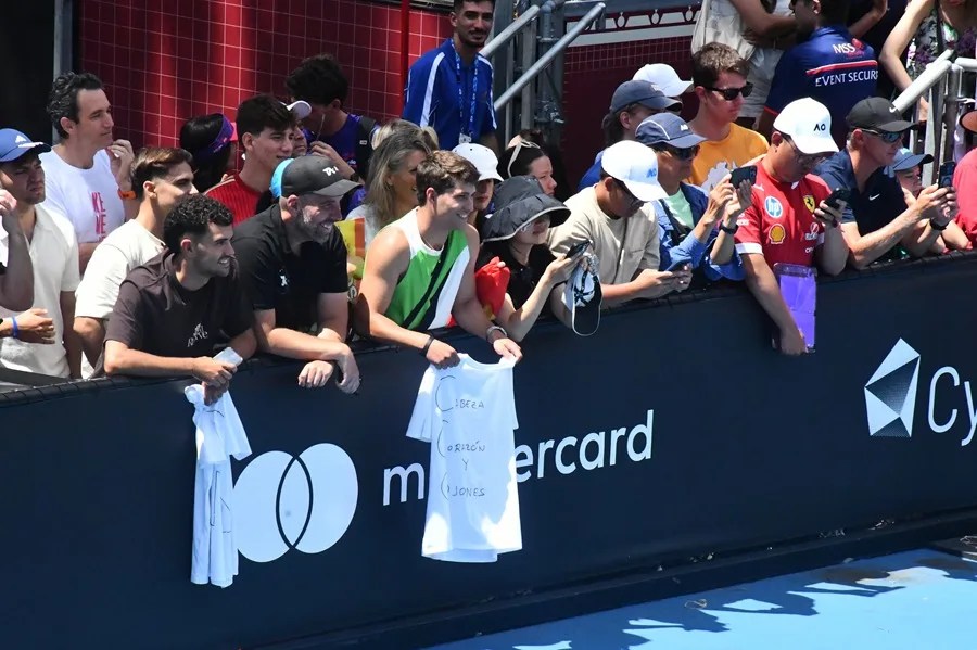 La odisea de siete españoles para ver a Alcaraz en las semifinales acaba con final feliz