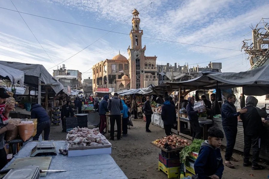 Hay comida en Gaza, pero pocos pueden permitírsela
