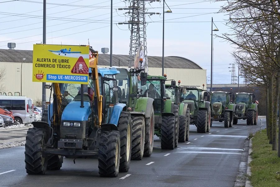 Tractores en Vitoria protestan por el acuerdo con Mercosur EFE/L. Rico