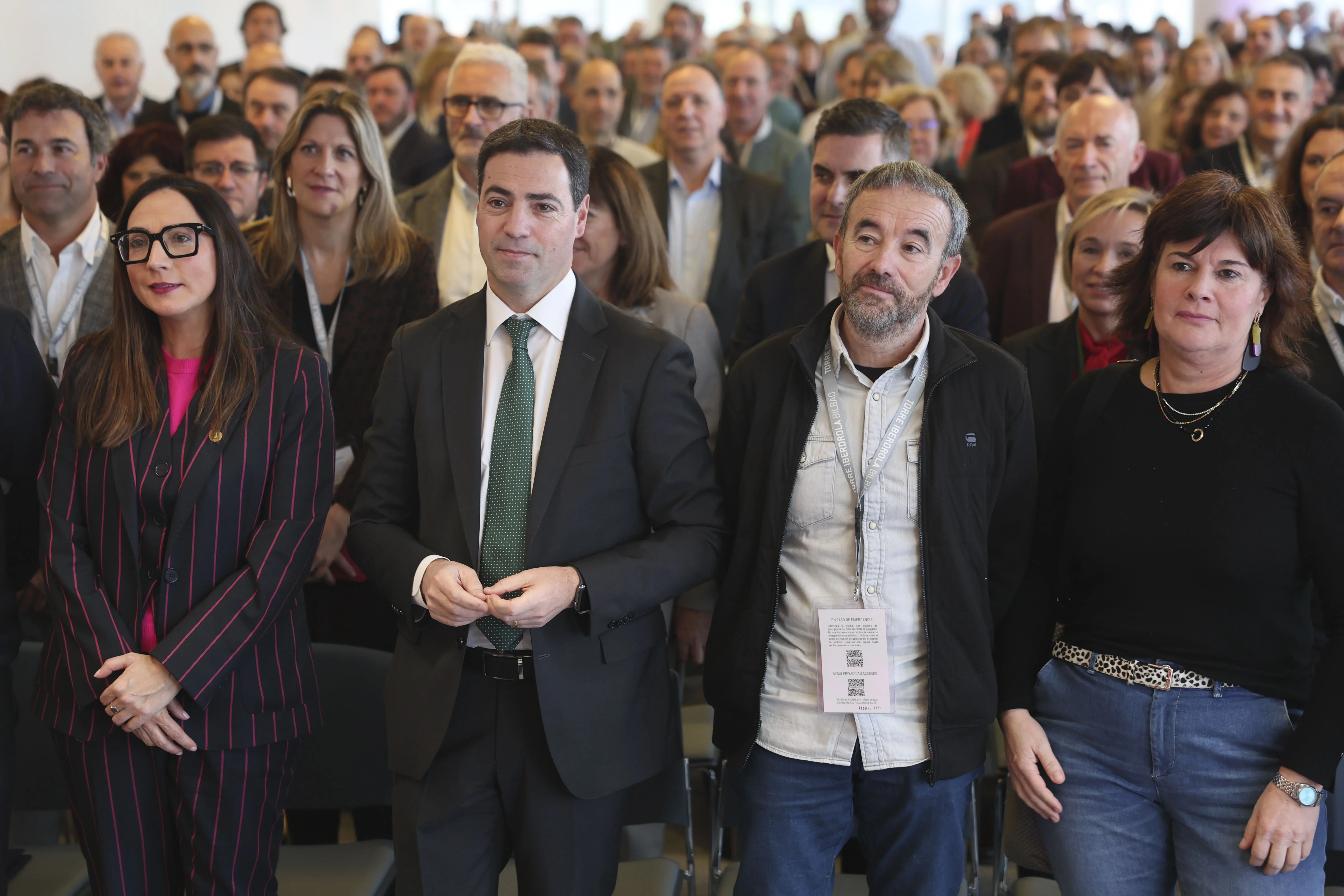 El lehendakari, Imanol Pradales, junto a diversos agentes en la presentación de Estrategia Formación Profesional Euskadi 2030. EFE/Luis Tejido