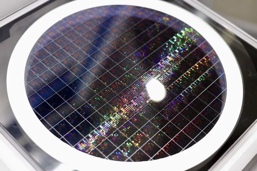 Una oblea de silicio se exhibe durante SEMICON Taiwán