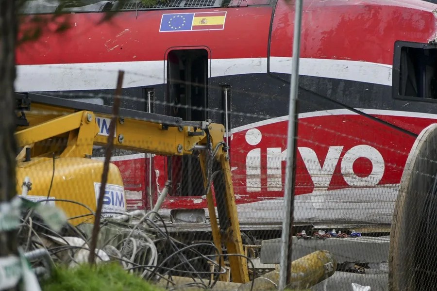 Una grúa trabaja en el vagón 8 del tren Iryo