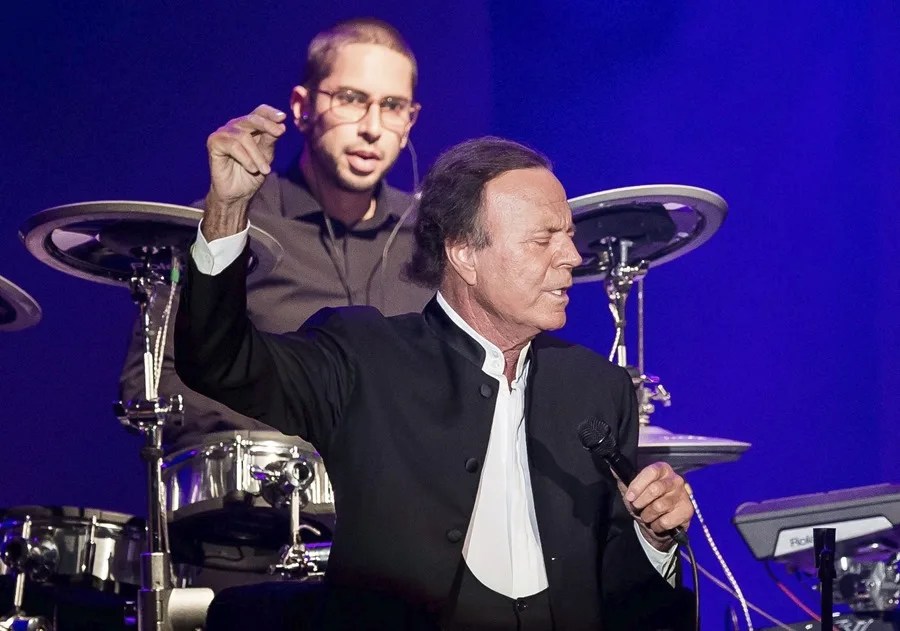 JULIO IGLESIAS PUBLICA MENSAJES EMPLEADAS