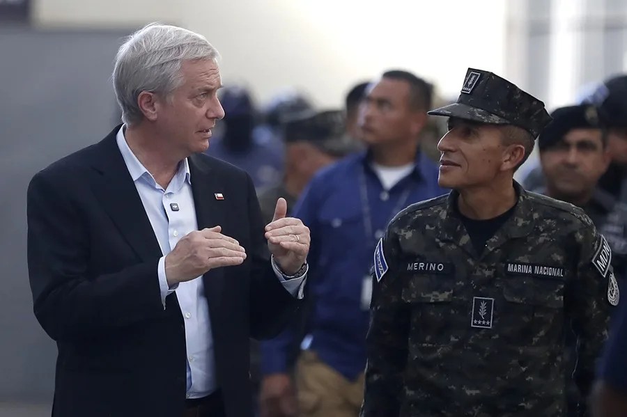 Kast recorre la cárcel de máxima seguridad para pandilleros en El Salvador para "tomar ideas" para Chile