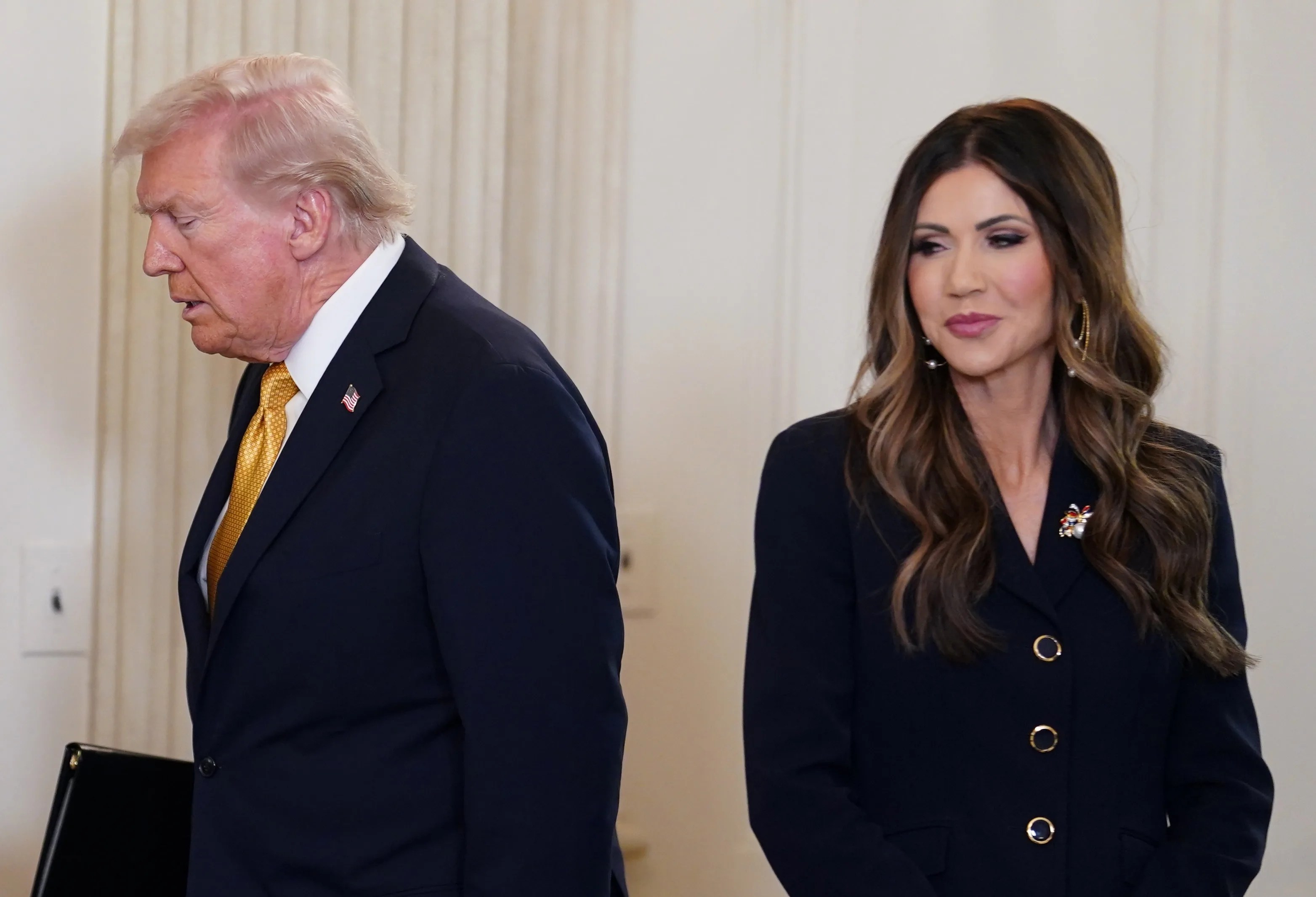 Trump mantiene su confianza en la secretaria de Seguridad Nacional, Kristi Noem, pese a la muerte en Minnesota