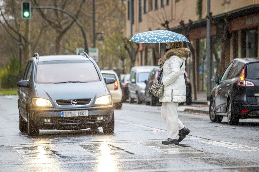 Alertas en 10 comunidades por nieve, lluvia y viento