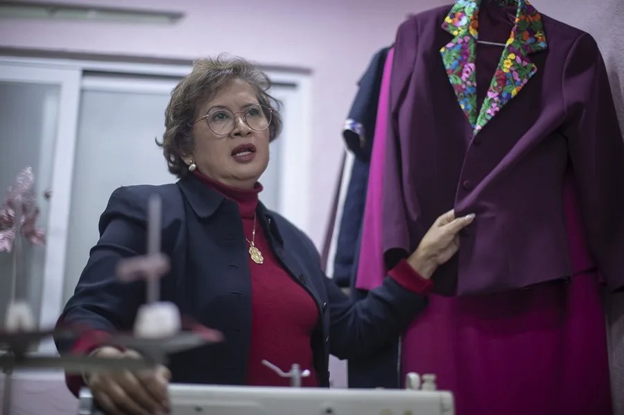 La costurera mexicana Olivia Trujillo habla durante una entrevista con EFE en Ciudad de México (México). EFE/ Isaac Esquivel