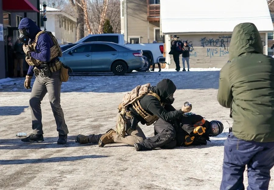 Una jueza permite que continúen las redadas migratorias de Trump en Minesota