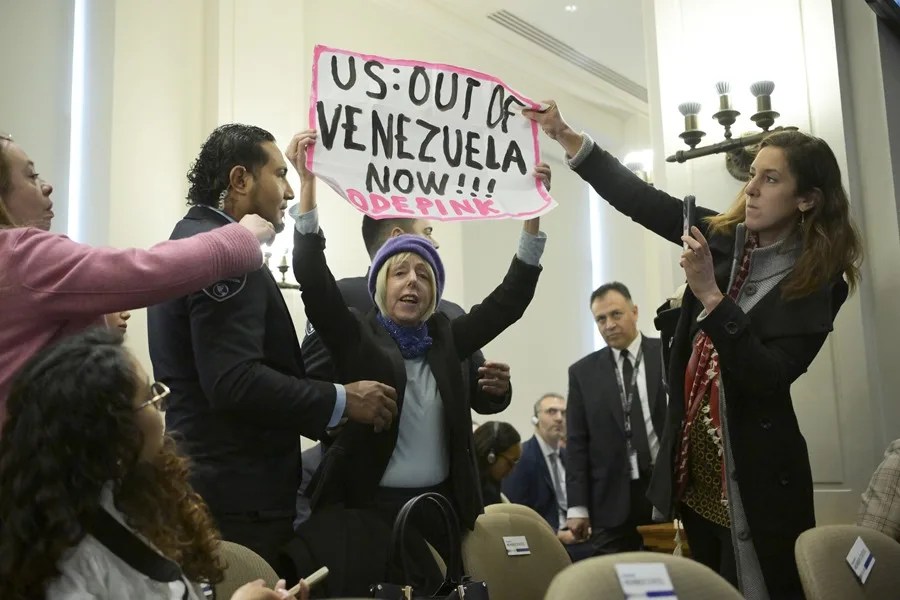 Una manifestante irrumpe en la OEA y acusa a EE.UU. de actuar en Venezuela por el petróleo