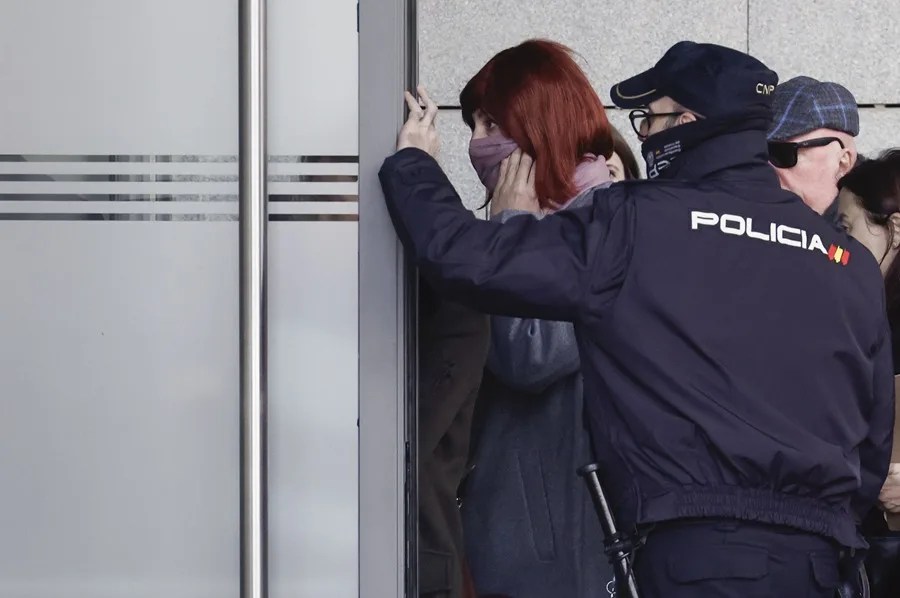 La exmujer del exasesor ministerial Koldo García, Patricia Úriz (i) a su llegada a la Audiencia Nacional,