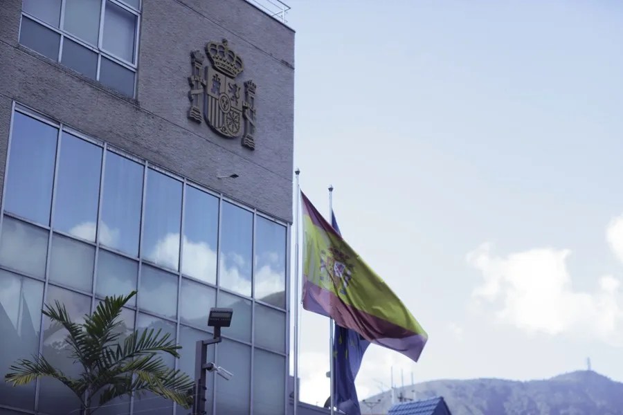 Fotografía que muestra la embajada de España este jueves, en Caracas (Venezuela).