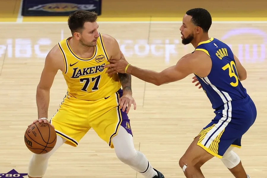 Curry y Doncic lideran lista de camisetas más vendidas en mitad de temporada de la NBA