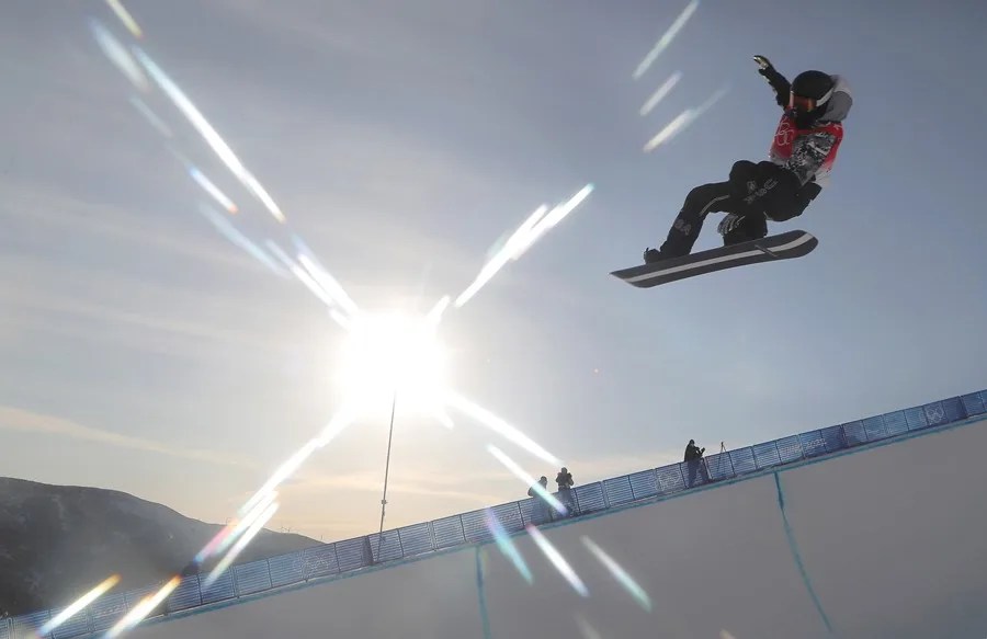 Campeón olímpico de snowboard Shaun White aprovecha nieve en Nueva York para sus piruetas