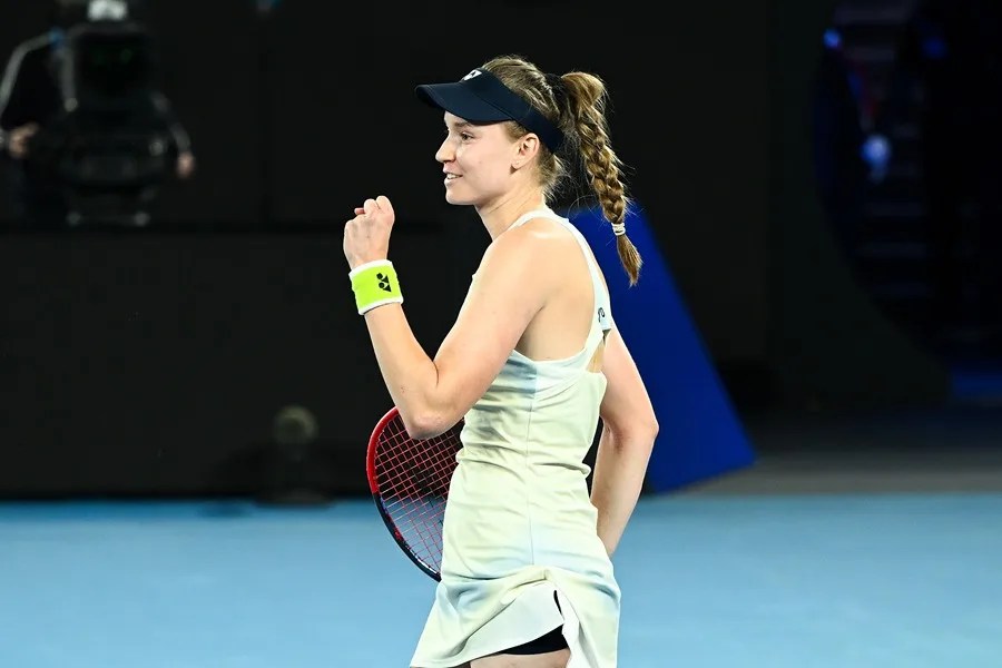 La kazaja Elena Rybakina celebra ganar el partido final individual femenino contra la bielorrusa Aryna Sabalenka