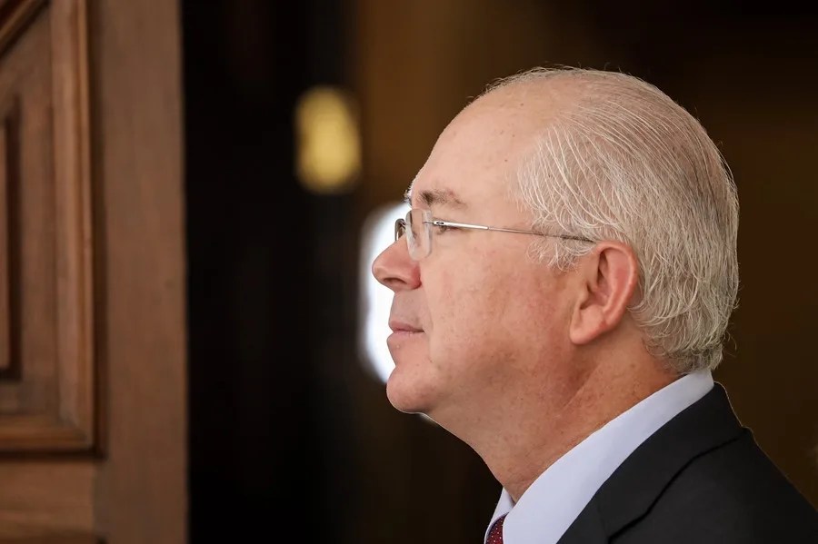 Un exministro de Hugo Chávez dice que la reforma de hidrocarburos deroga la nacionalización petrolera