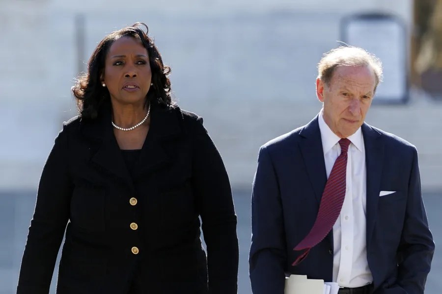 El Tribunal Supremo de EE.UU. escucha argumentos sobre el despido de Trump a gobernadora de la Reserva Federal