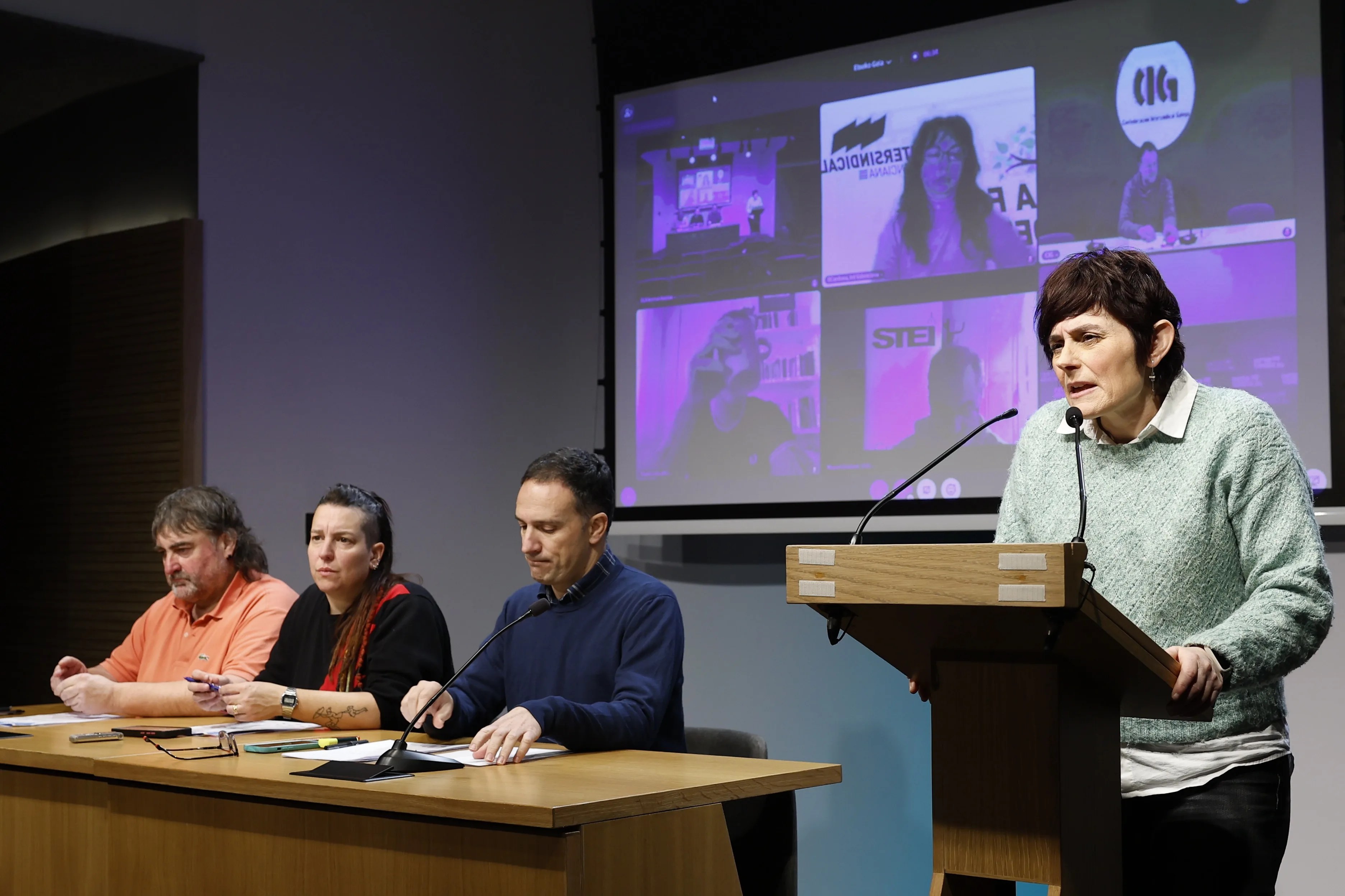 Los máximos responsables de ELA y LAB, Mitxel Lakuntza (2i) y Garbiñe Aranburu (d) respectivamente, han comparecido este martes en Bilbao junto a representantes de "sindicatos de naciones sin Estado" para reclamar un Salario Mínimo Interprofesional (SMI) propio. EFE/ Miguel Toña