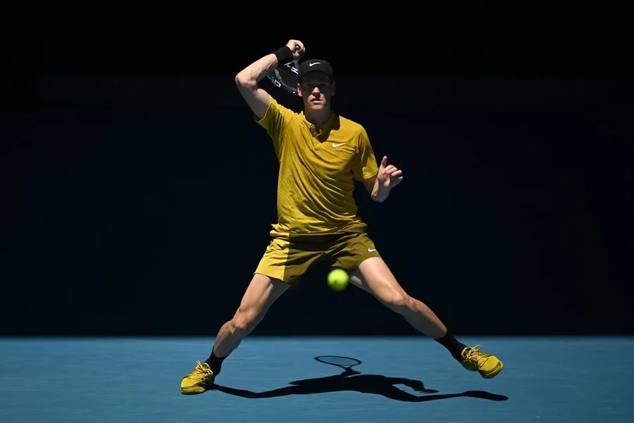 Jannik Sinner sobrevive a Spizzirri y al calor para llegar a octavos del Abierto de Australia