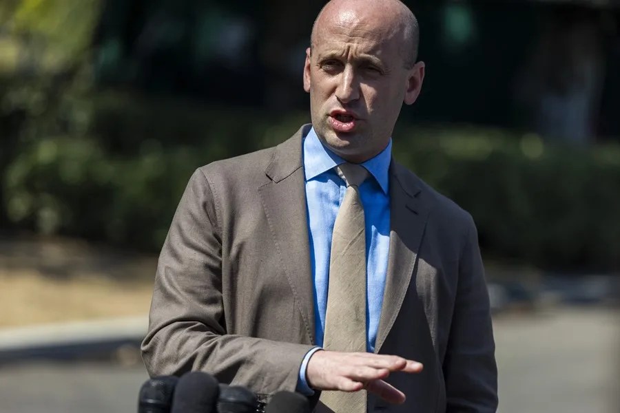 Un alto cargo de la Casa Blanca duda del "protocolo" seguido por los agentes del ICE en la muerte en Mineápolis