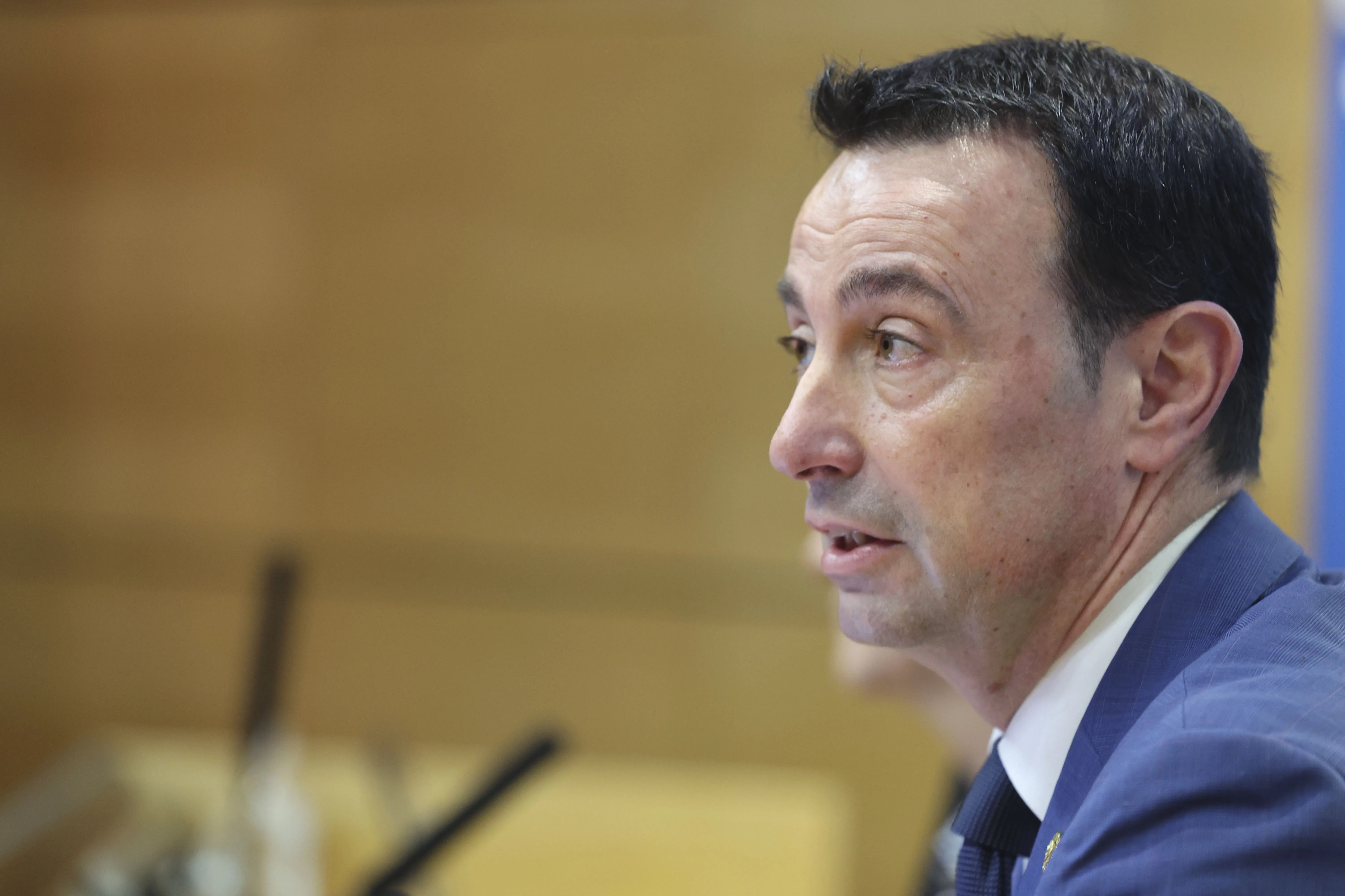 El vicelehendakari y consejero de Economía, Trabajo y Empleo, Mikel Torres, ha presentado los datos sobre la tramitación de permisos de trabajo para extranjeros desde 1 de julio del 2025 al recibir la competencia parta tratarlos con motivo de las transferencia con el gobierno central .EFE/Luis Tejido