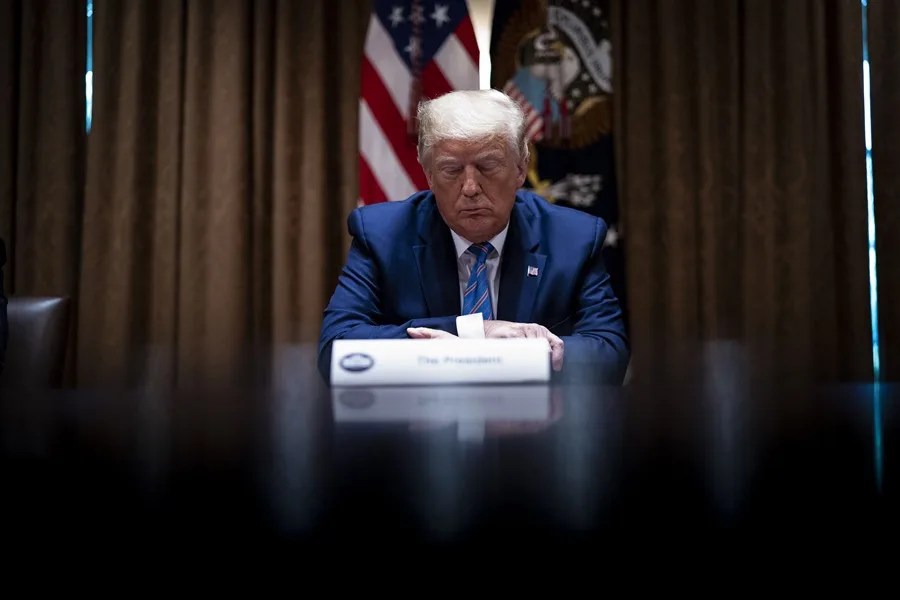 Trump dice que cierra los ojos en las reuniones con su gabinete porque son "aburridísimas"