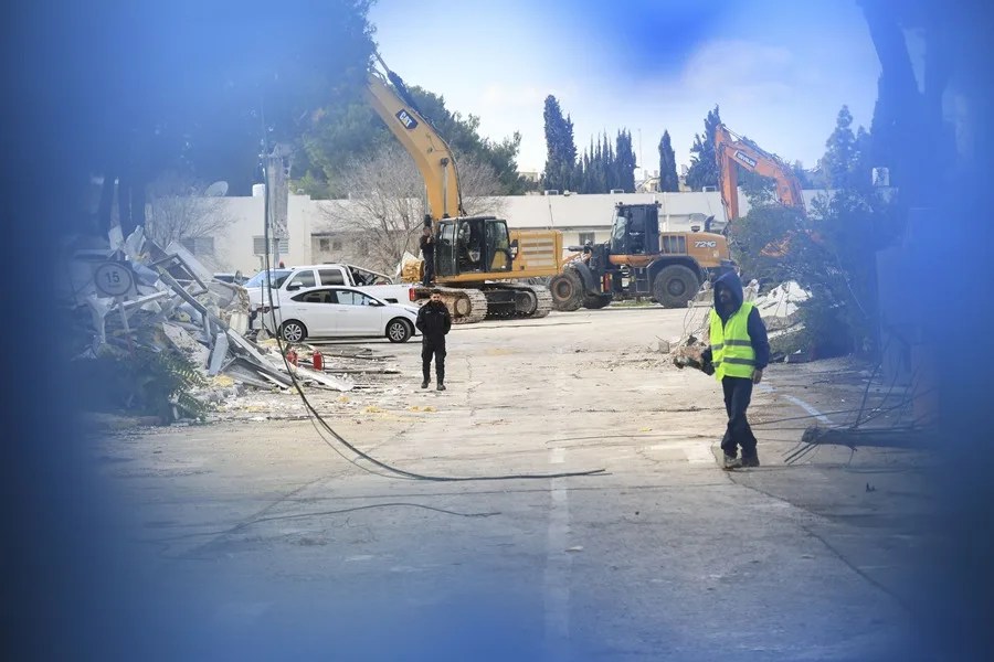 Un momento de la demolición de la sede del Organismo de Obras Públicas y Socorro de las Naciones Unidas para los Refugiados de Palestina