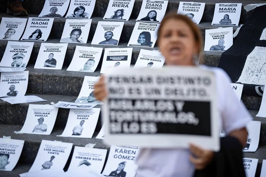Familiares de presos políticos y activistas de derechos humanos participan en una manifestación