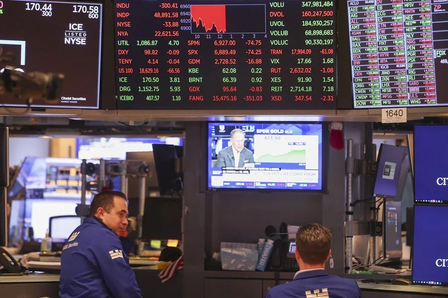 Wall Street abre en rojo y el Dow Jones y baja cerca de 700 puntos tras la amenaza de Trump a Europa
