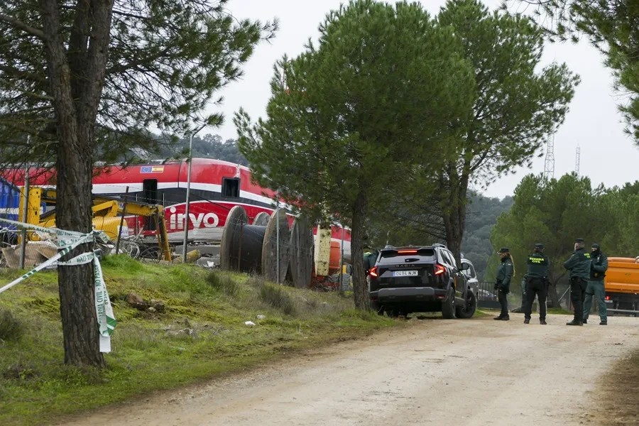 Una grúa trabaja en el vagón 8 del tren Iryo, el último vagón que chocó al descarrilar contra el Alvia que se dirigía a Huelva.