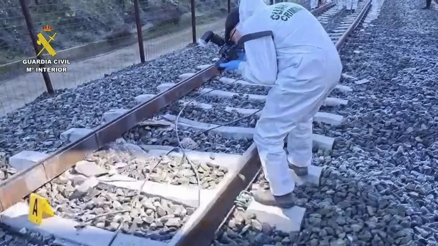 Captura de un vídeo facilitado por la Guardia Civil que muestra a un experto analizando una de las vías tras el accidente ferroviario registrado ayer en Adamuz (Córdoba).
