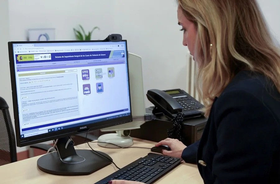 MUJERES ACOSO DIGITAL