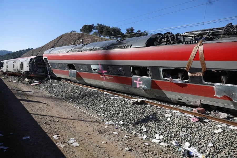 Vagones de los trenes Iryio (d) y Alvia siniestrados en el accidente ferroviario ocurrido el pasado domingo.