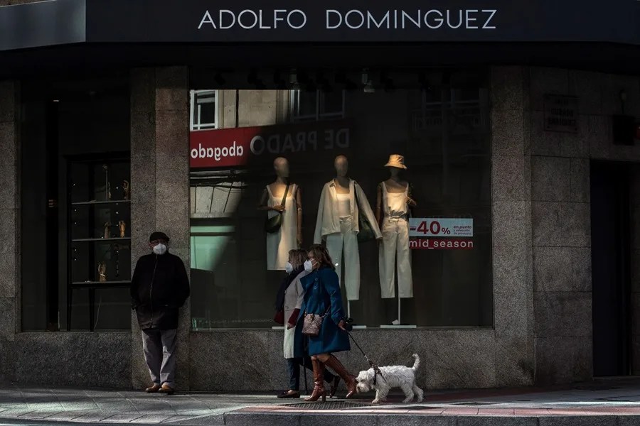 ADOLFO DOMINGUEZ REDUCE PERDIDAS