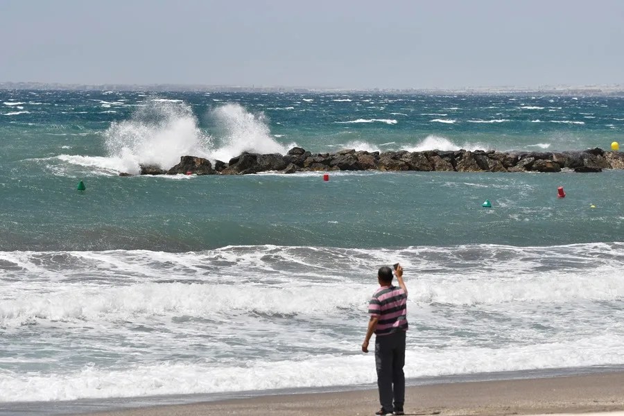 Un hombre observa la playa de El Zapillo