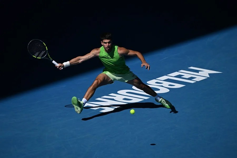 Carlos Alcaraz durante el partido contra Yannick Hanfmann.